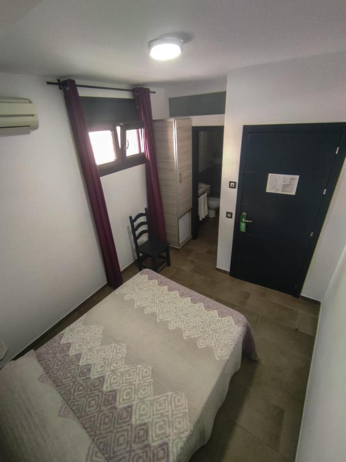 Hostal Maria Jose โกนิล เด ลาฟรอนเตรา ภายนอก รูปภาพ