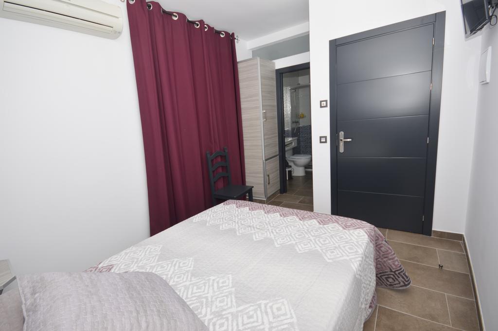 Hostal Maria Jose โกนิล เด ลาฟรอนเตรา ภายนอก รูปภาพ